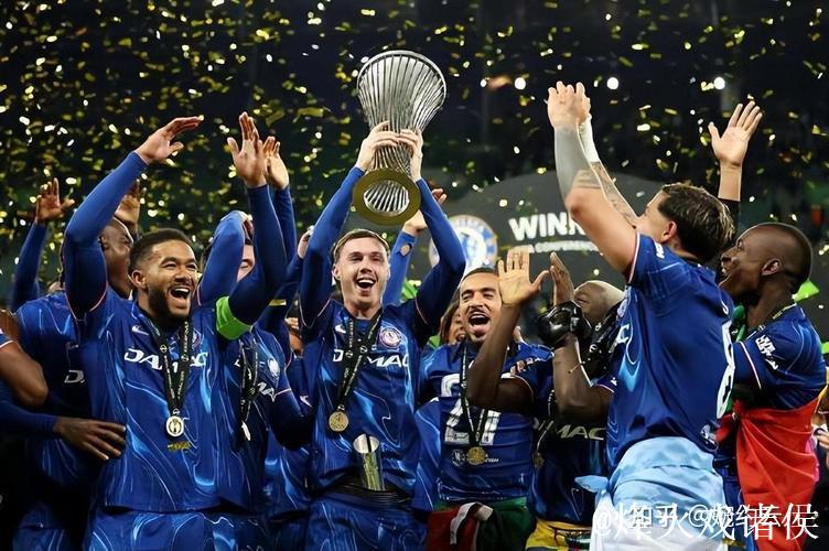 舒波莫廷与贝尔合影讨论比赛：切尔西赢得实至名归的胜利